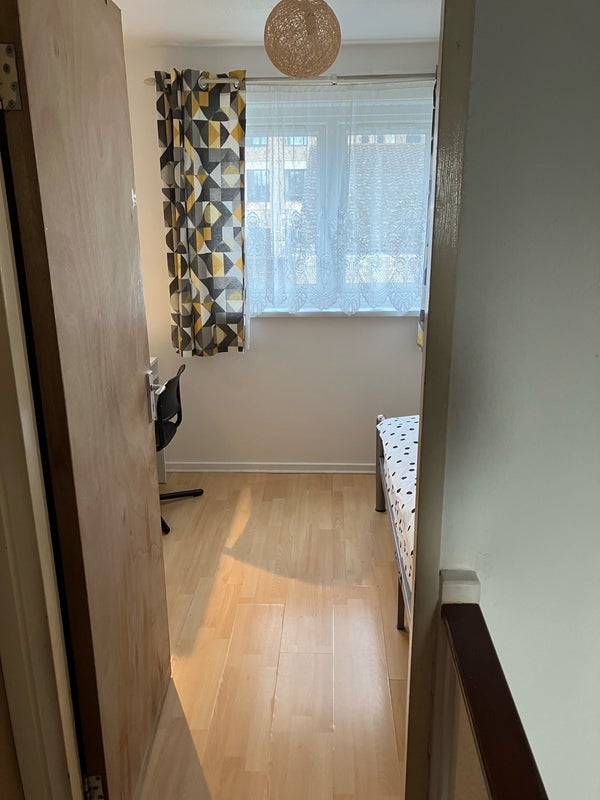 Room Hartsworth Close in Greater London