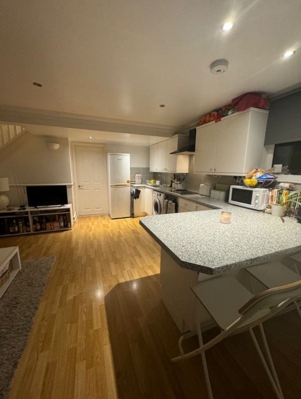 Room Harbut Road in Greater London