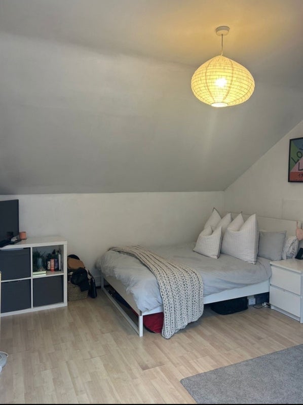 Room Harbut Road in Greater London