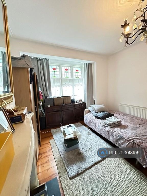Room Briarwood Road in Greater London