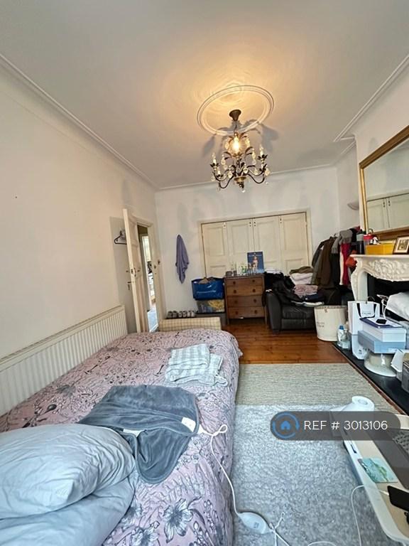 Room Briarwood Road in Greater London