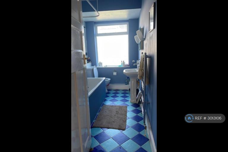 Room Briarwood Road in Greater London