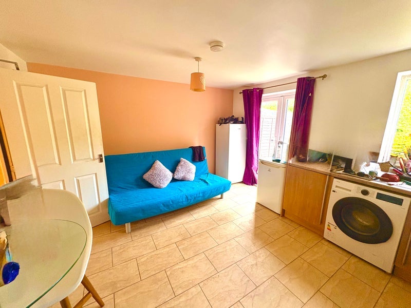 Room Eskdale Way in Crawley