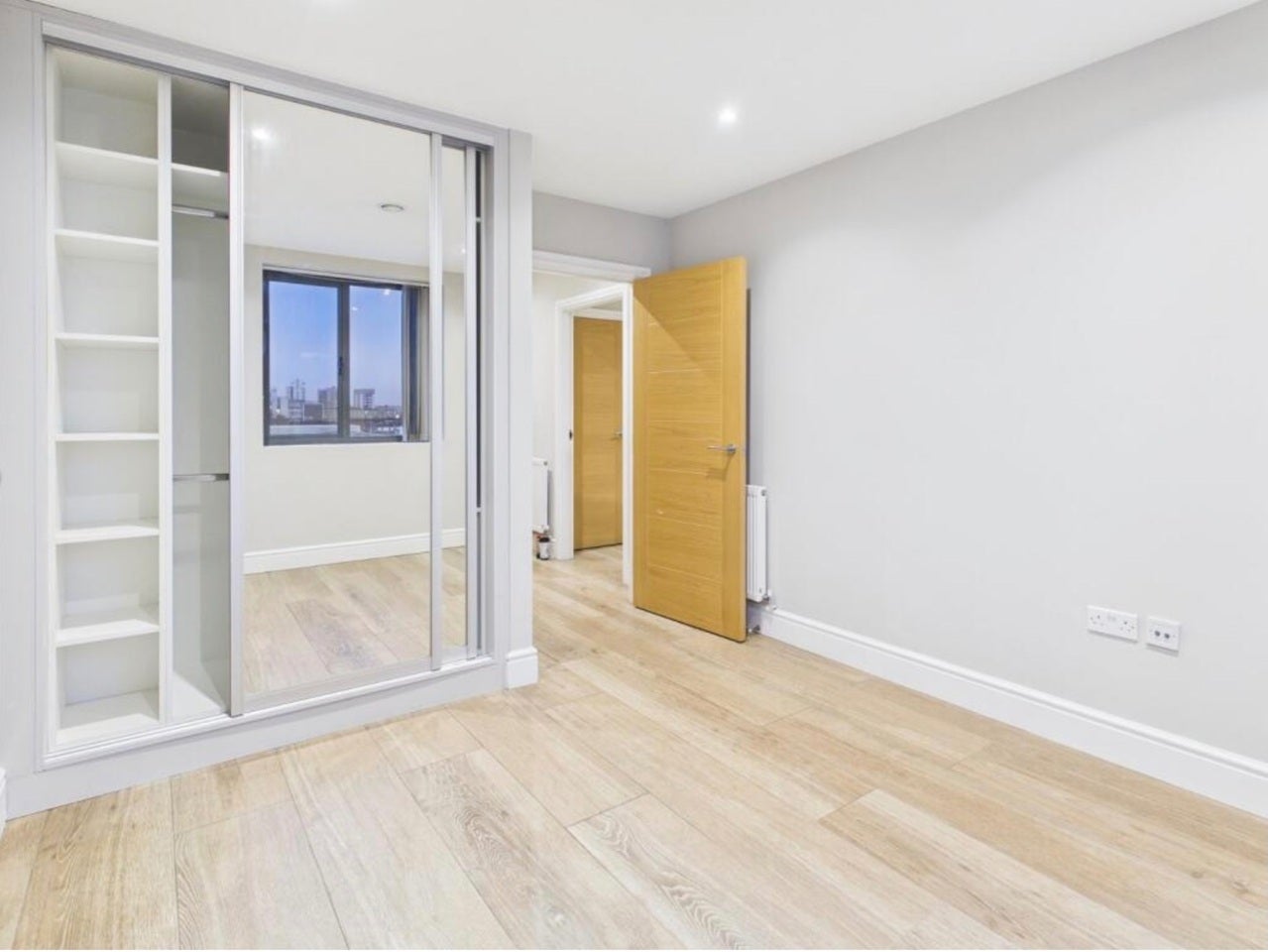 Flat Petersfield Avenue in Slough