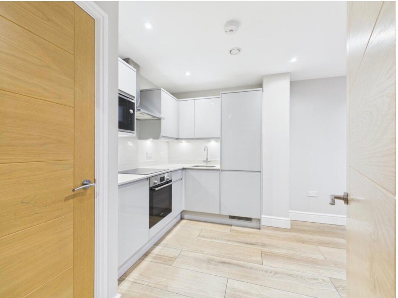 Flat Petersfield Avenue in Slough
