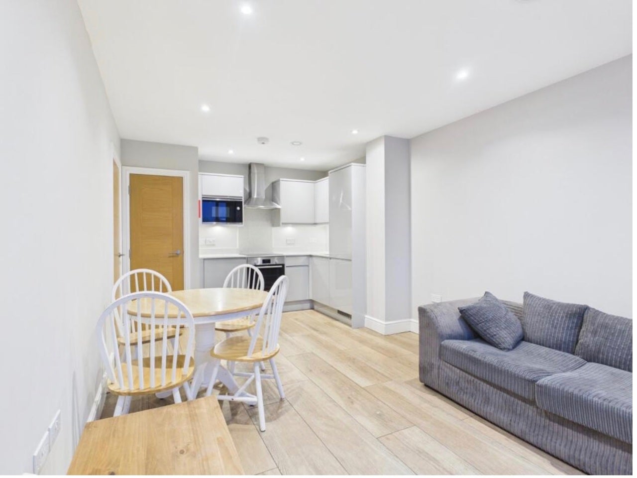 Flat Petersfield Avenue in Slough
