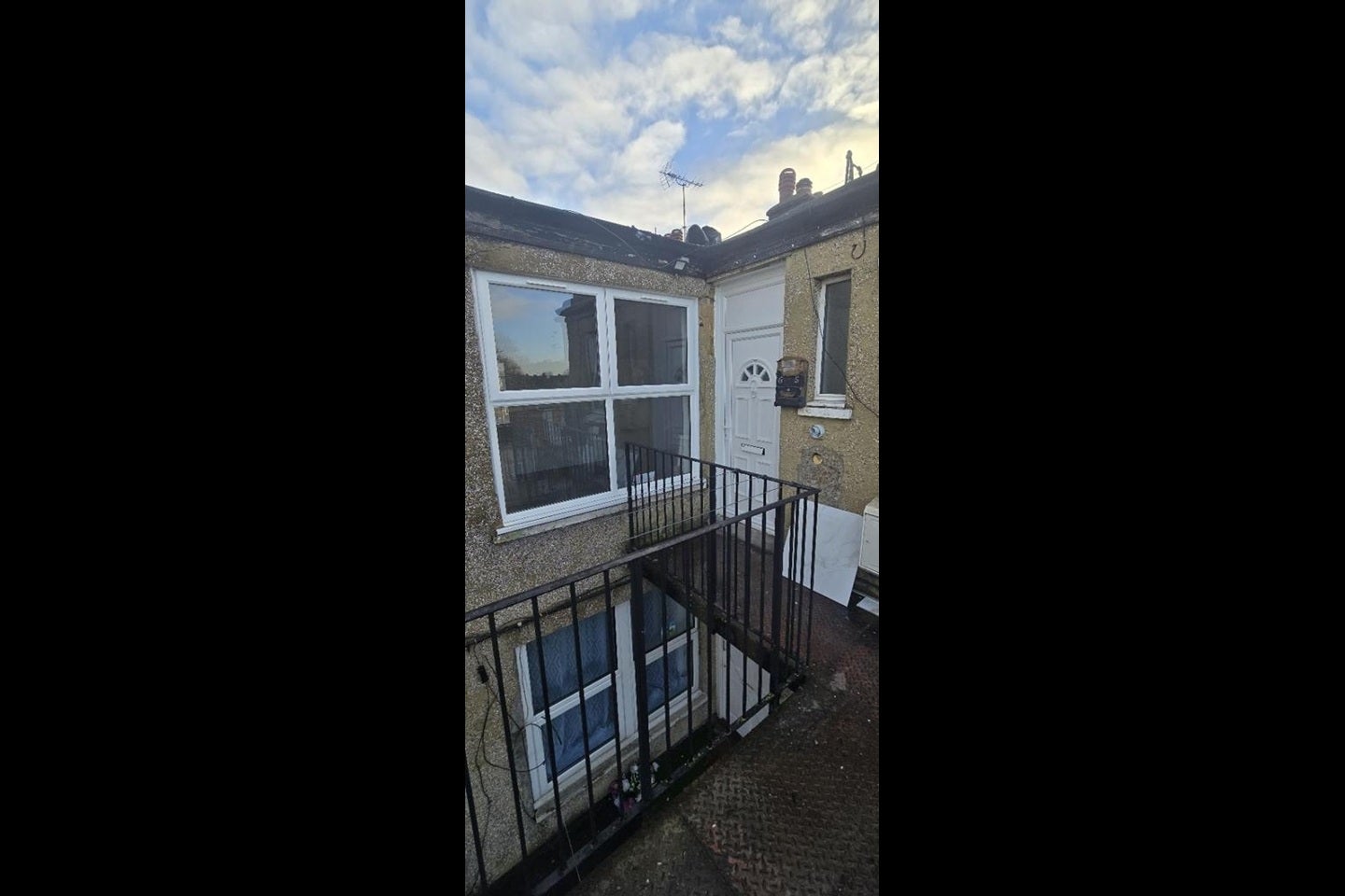 Flat Burnt Oak Broadway in Greater London