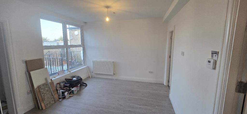 Flat Burnt Oak Broadway in Greater London