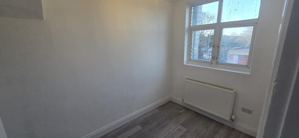 Flat Burnt Oak Broadway in Greater London