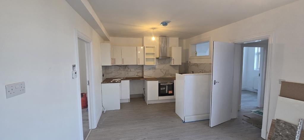 Flat Burnt Oak Broadway in Greater London