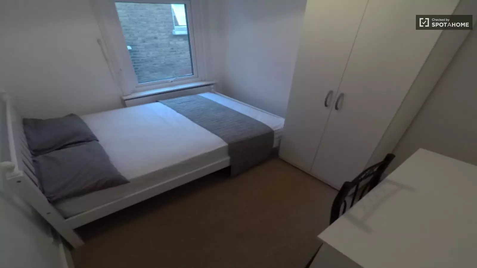 Flat St. Ann's Crescent in Greater London