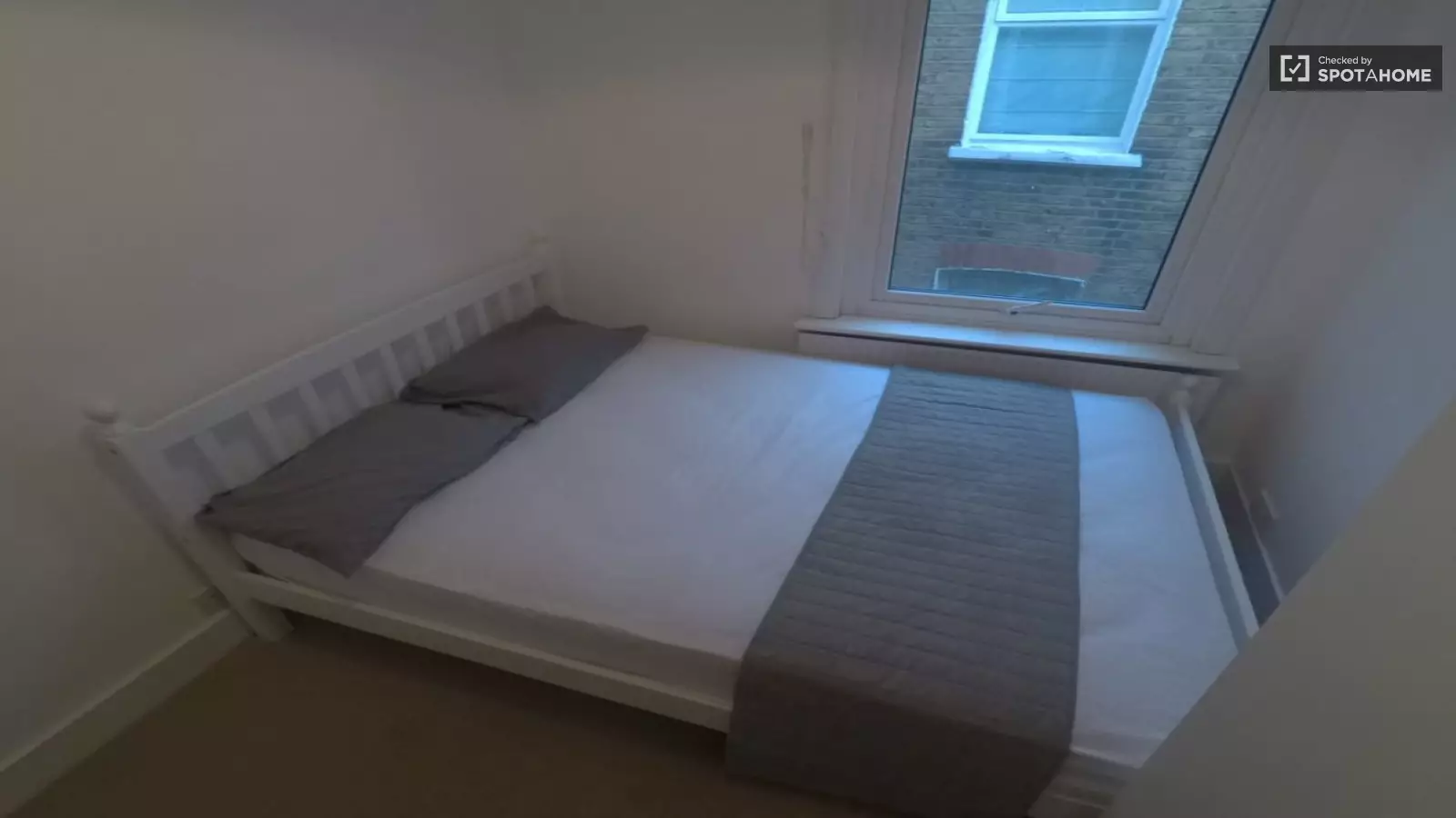 Flat St. Ann's Crescent in Greater London