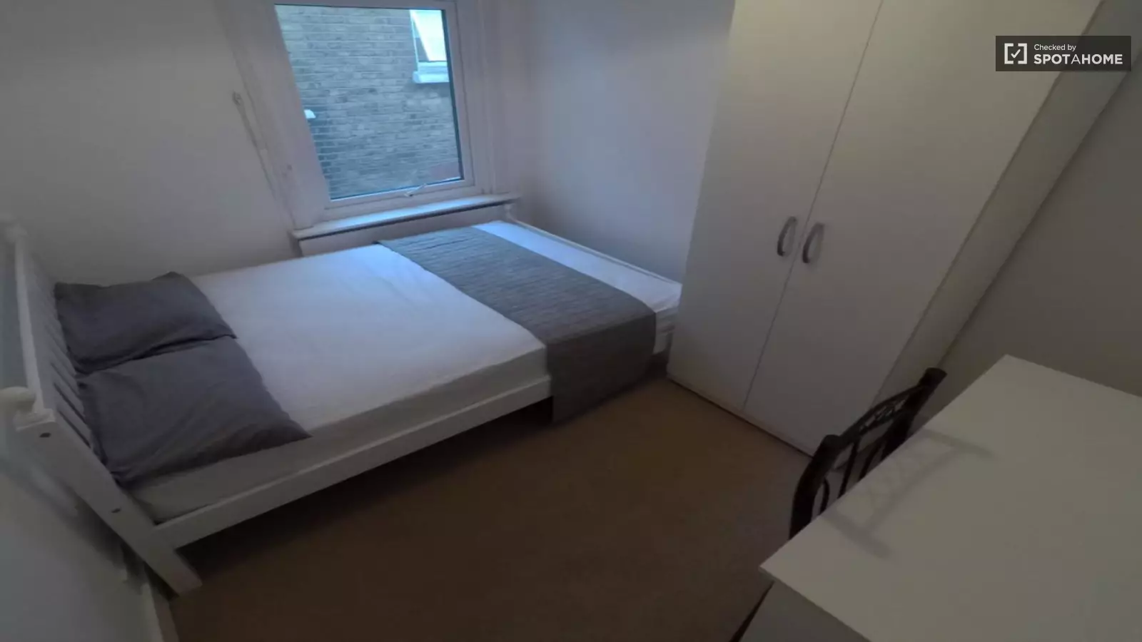 Flat St. Ann's Crescent in Greater London
