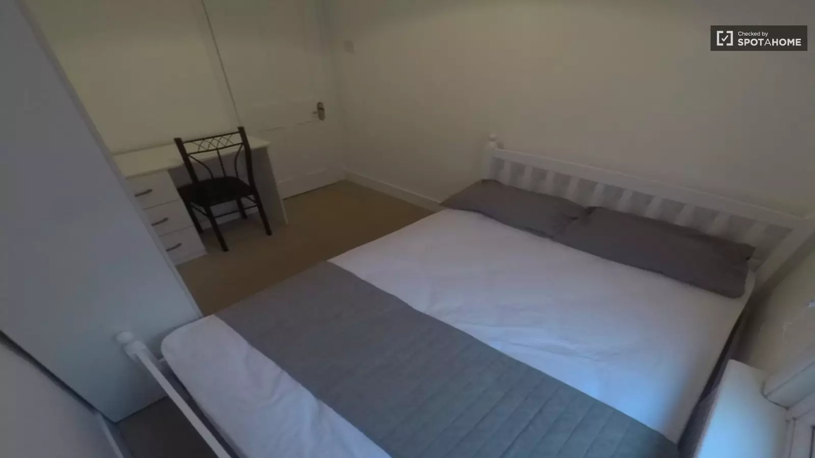 Flat St. Ann's Crescent in Greater London