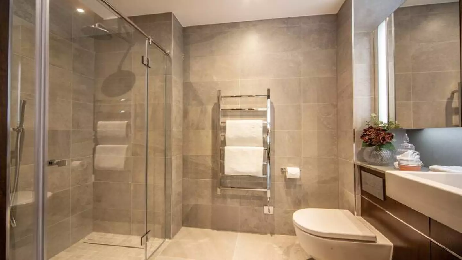 Flat Ponton Road in Greater London