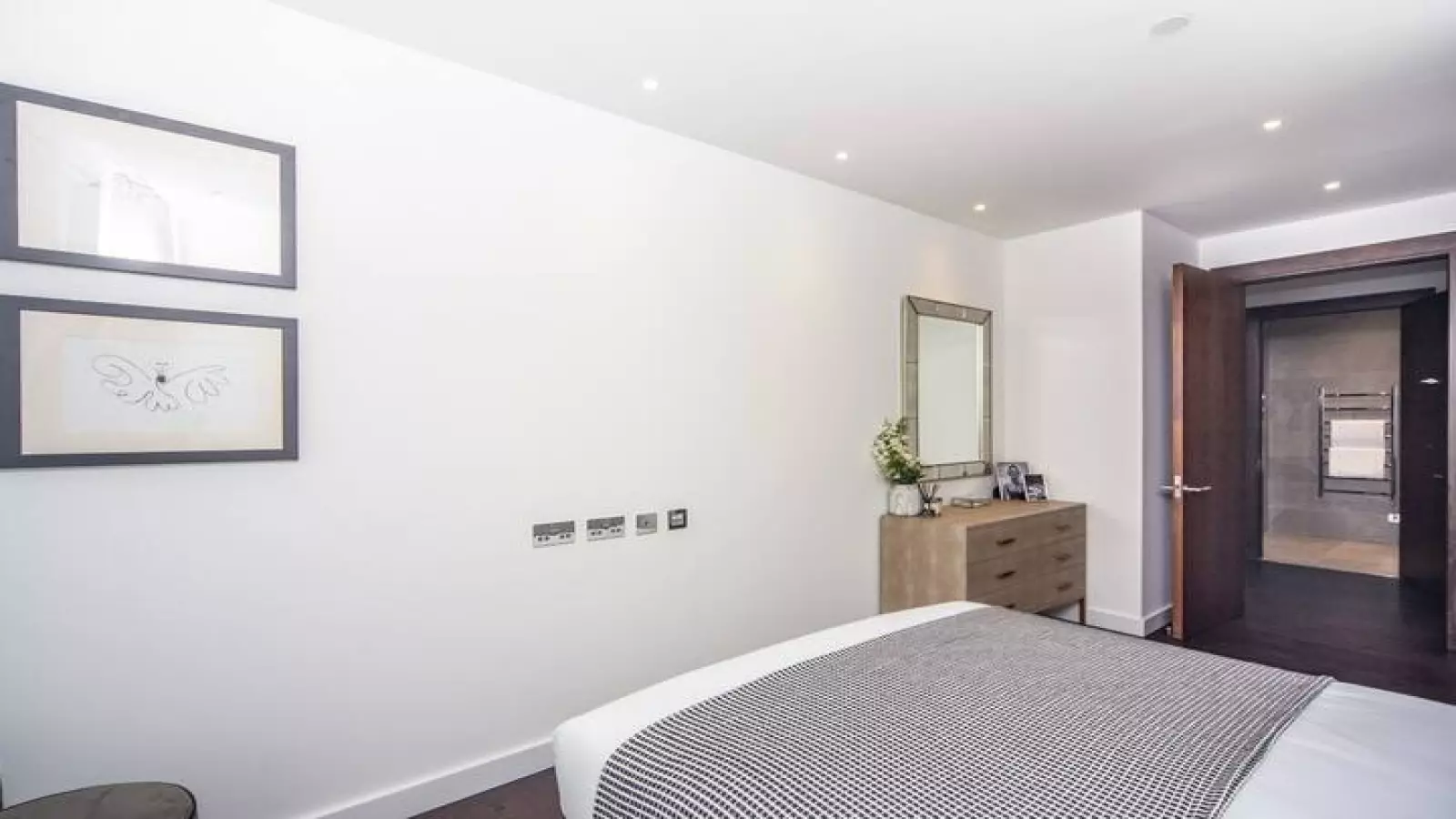 Flat Ponton Road in Greater London