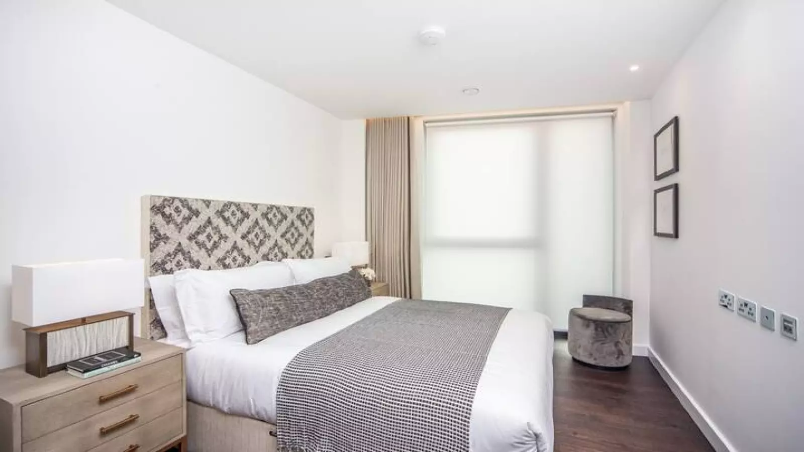 Flat Ponton Road in Greater London