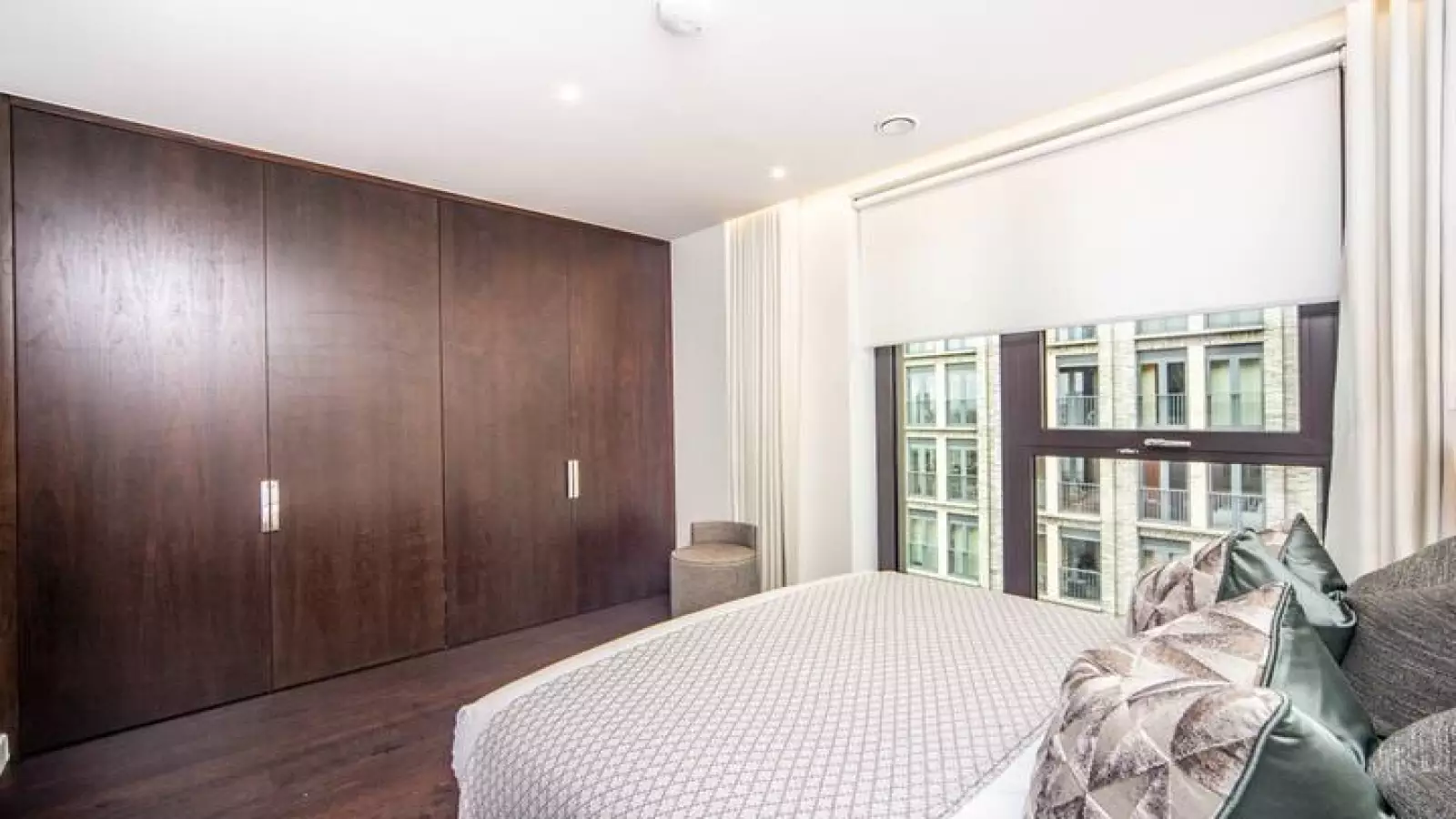 Flat Ponton Road in Greater London