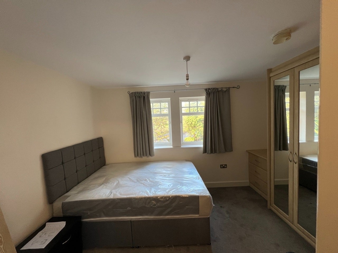 Flat Knighton Park Road in Leicester
