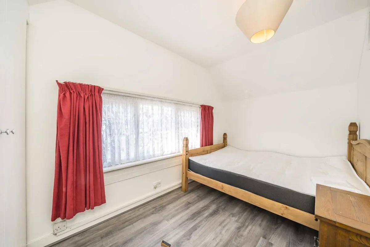 Flat Kingsmead Road in Greater London