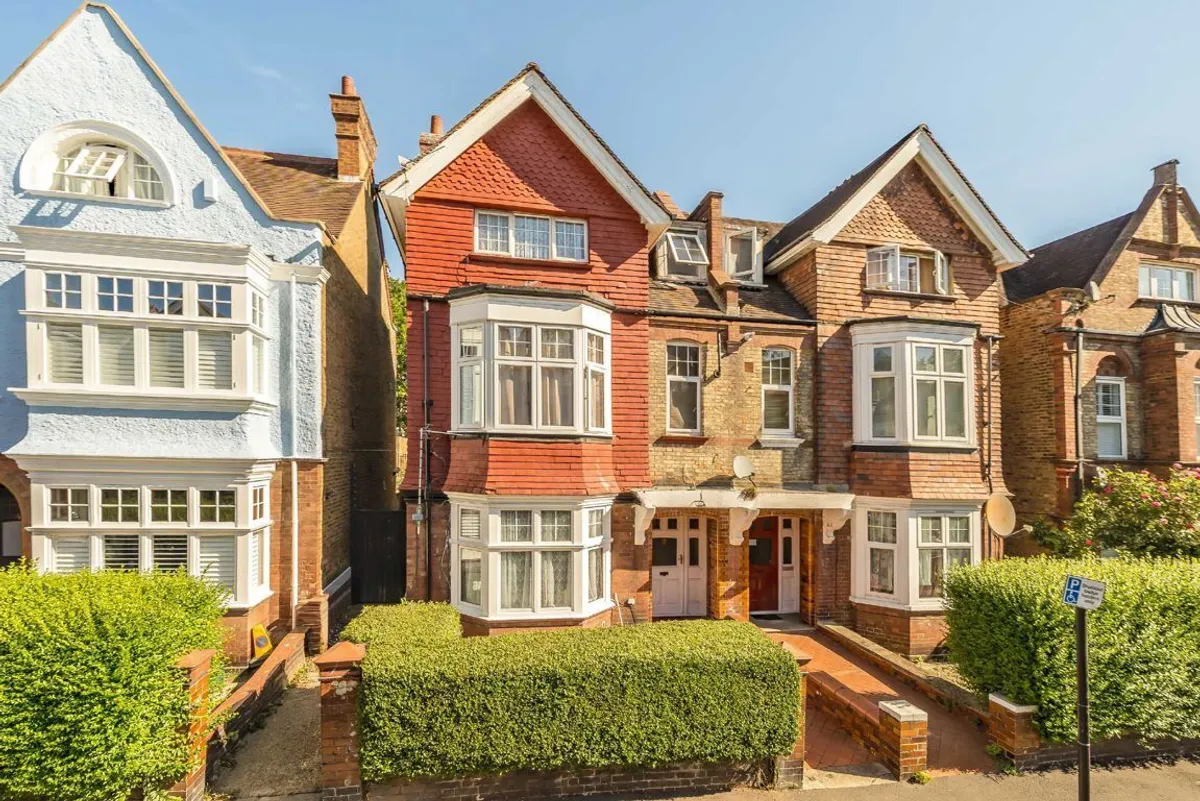 Flat Kingsmead Road in Greater London