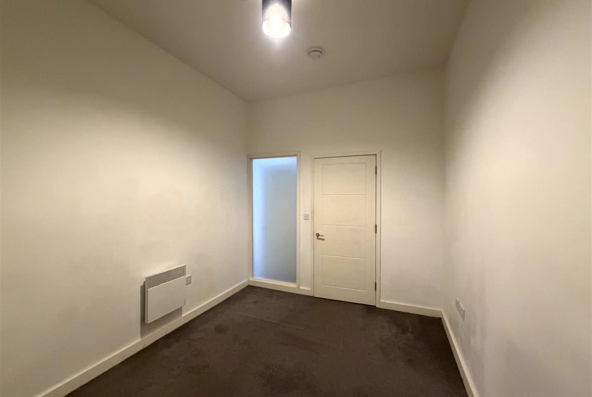 Flat Vicarage Farm Road in Peterborough