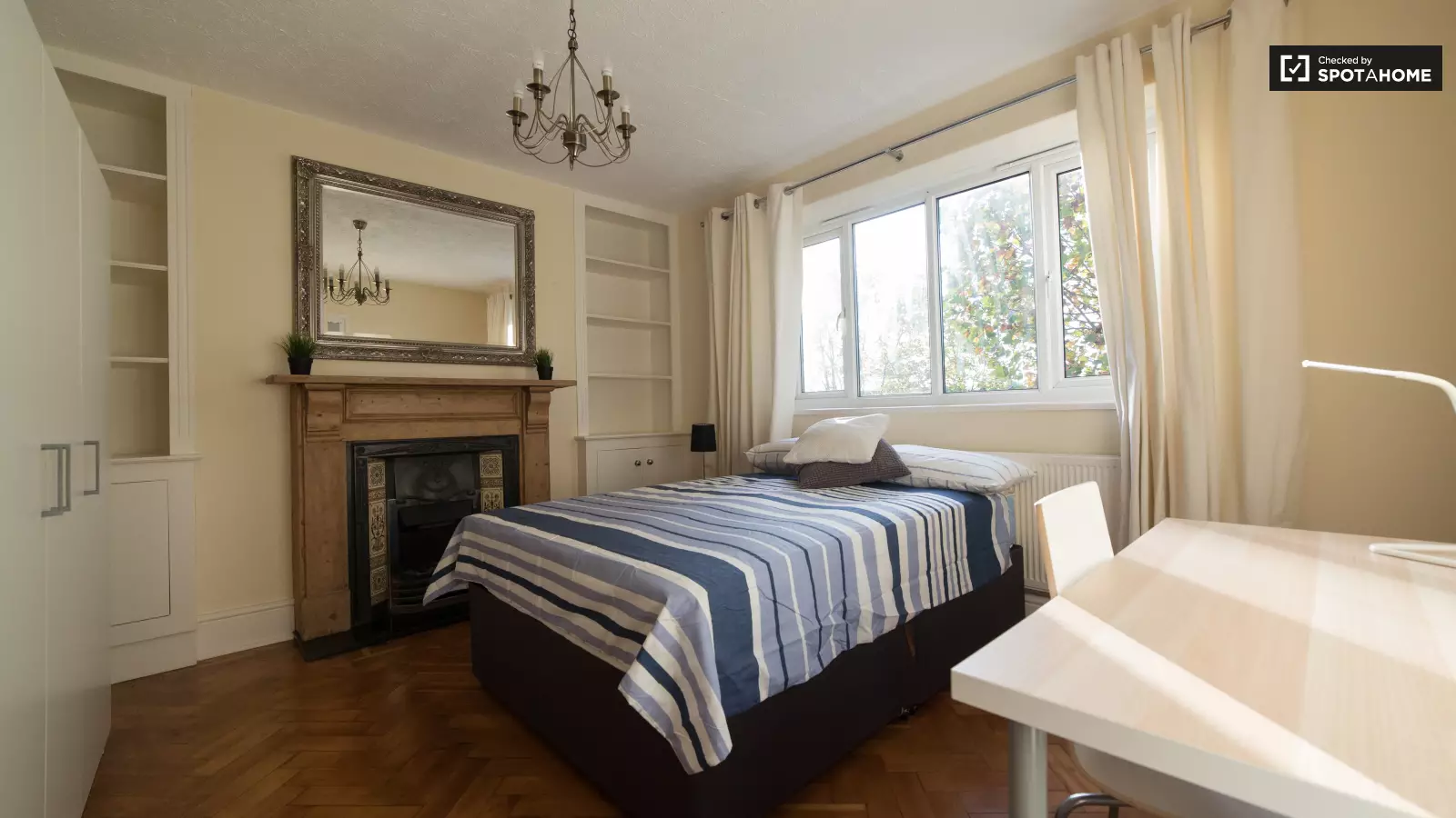 Flat Haldane Place in Greater London