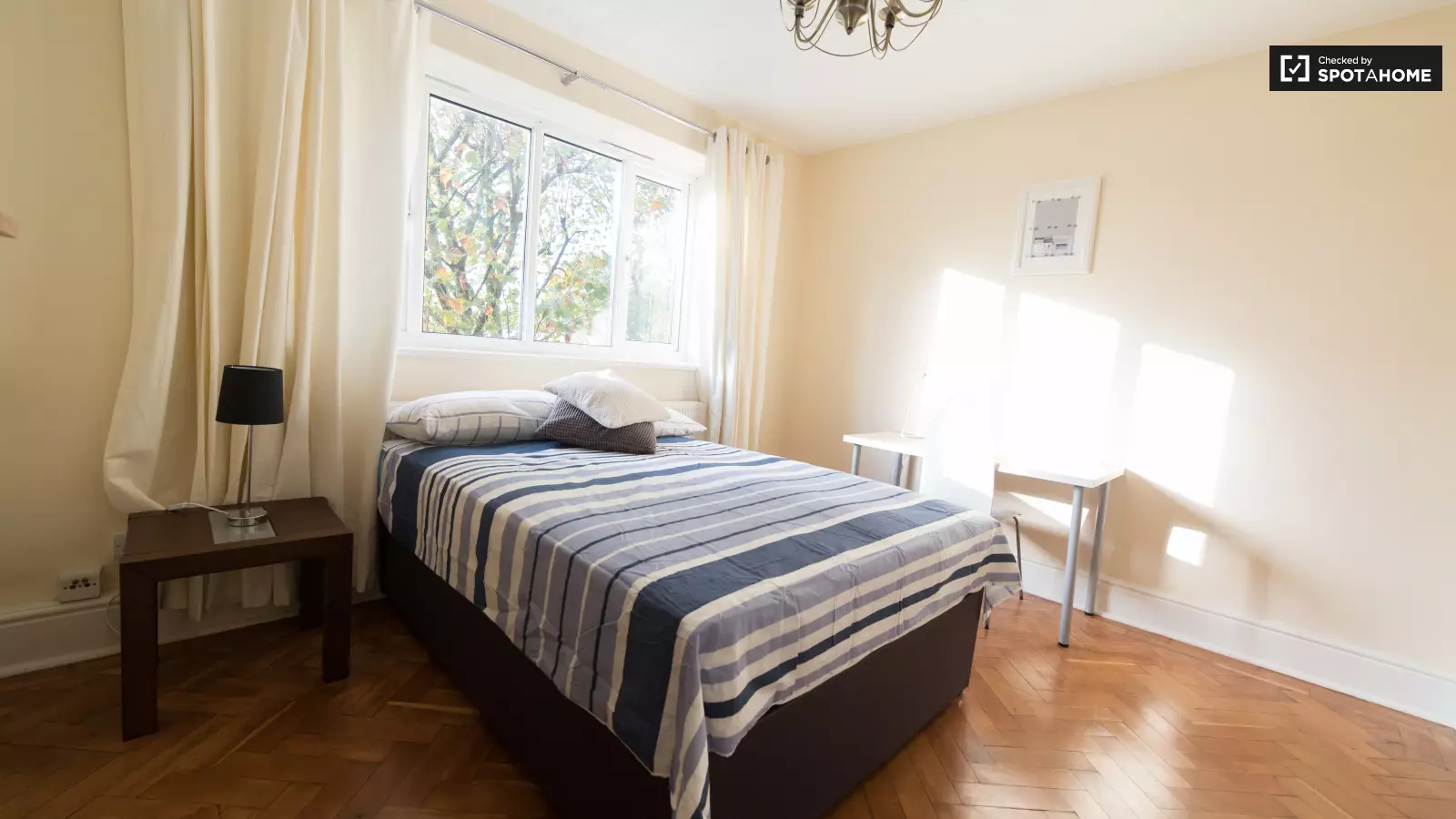 Flat Haldane Place in Greater London