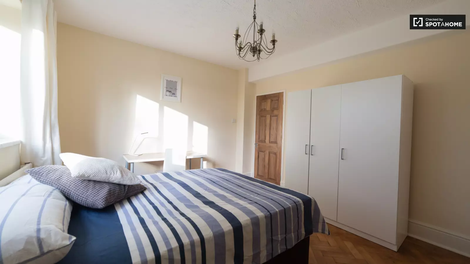 Flat Haldane Place in Greater London