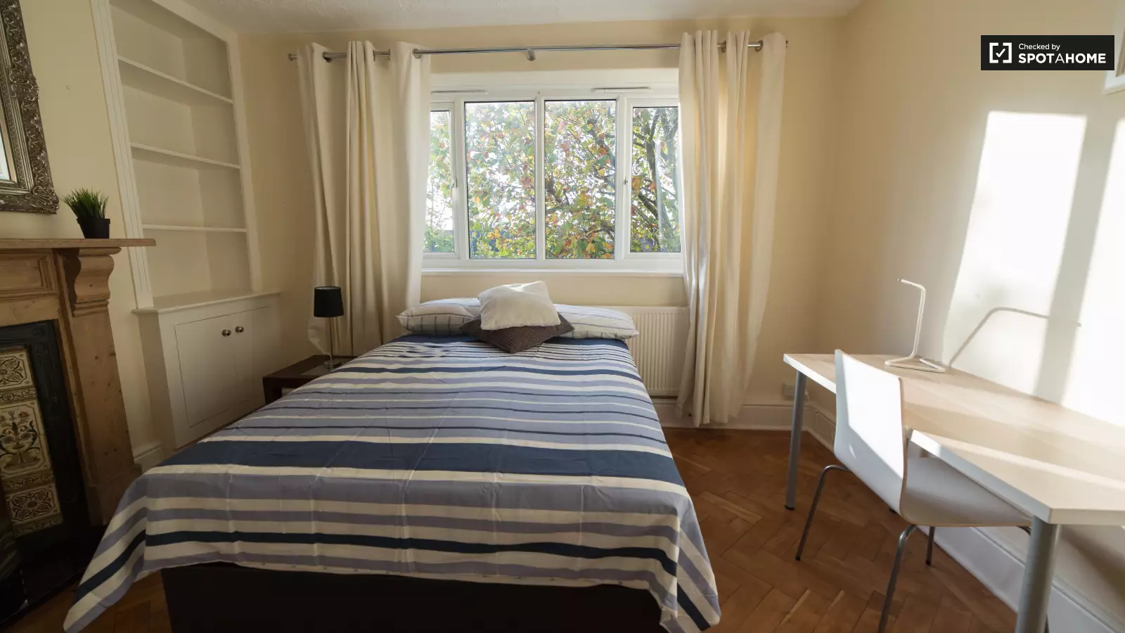 Flat Haldane Place in Greater London