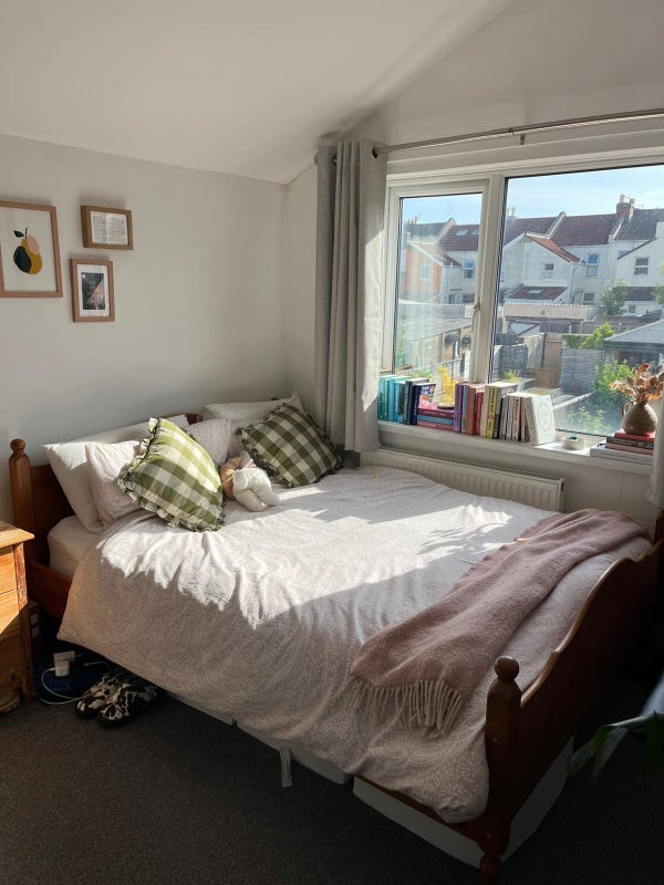 Room Churchill Road in Bristol