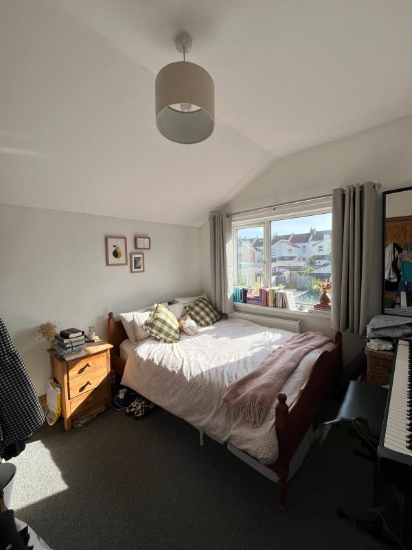 Room Churchill Road in Bristol