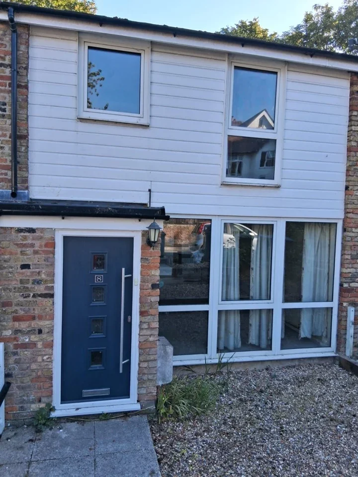 House Maybrook Gardens in High Wycombe