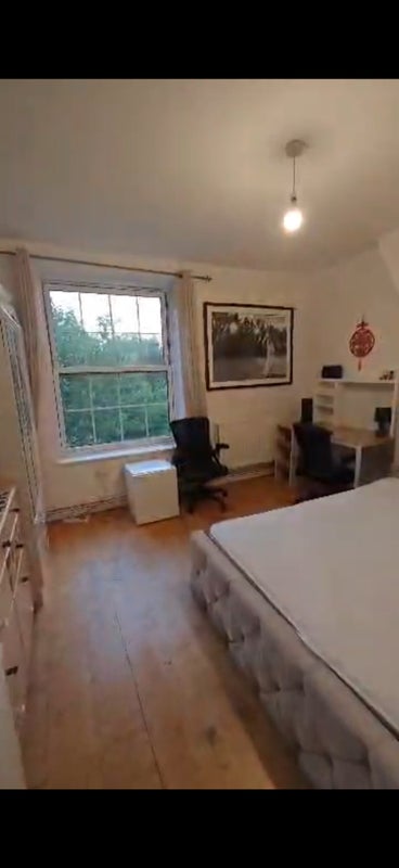 Room Harper Road in Greater London