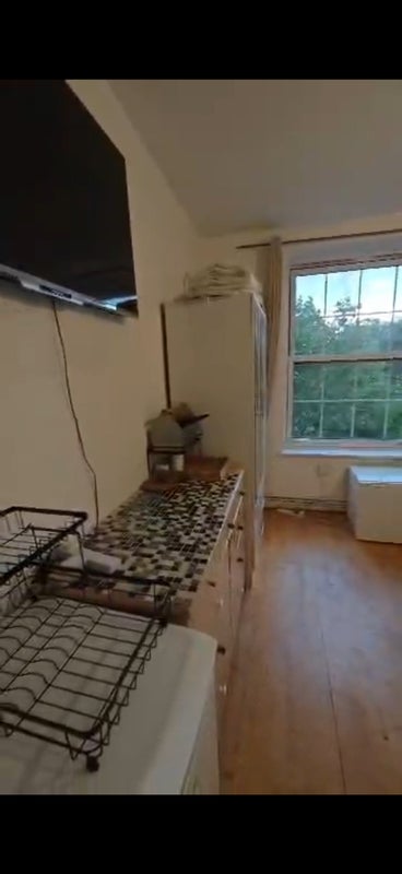 Room Harper Road in Greater London