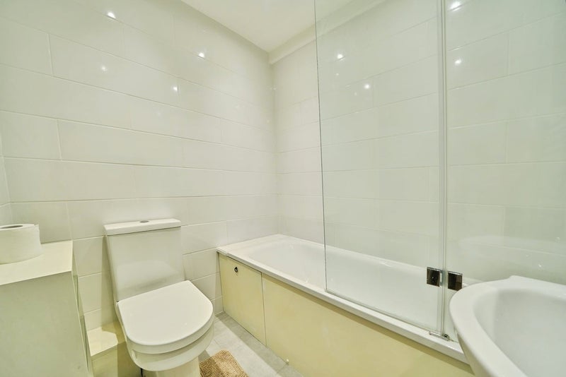 Room Lower Richmond Road in Greater London
