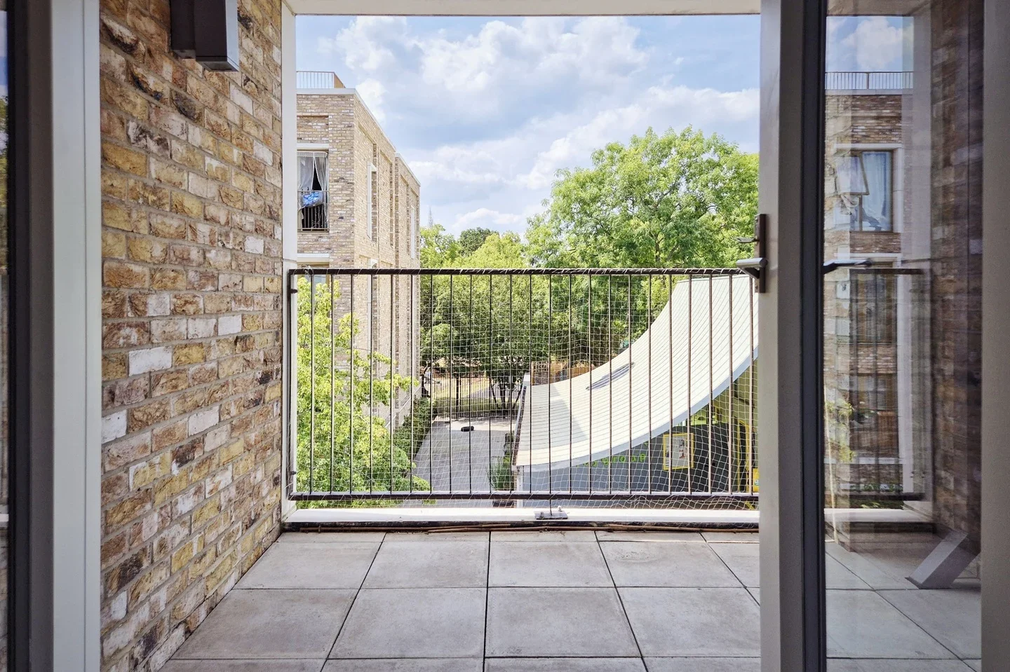 Flat Apple Tree Road in Greater London