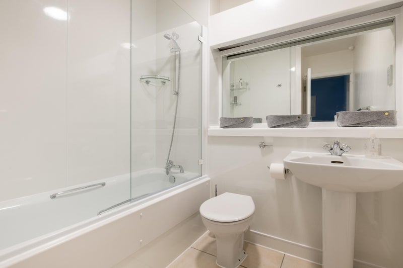Room Landons Close in Greater London