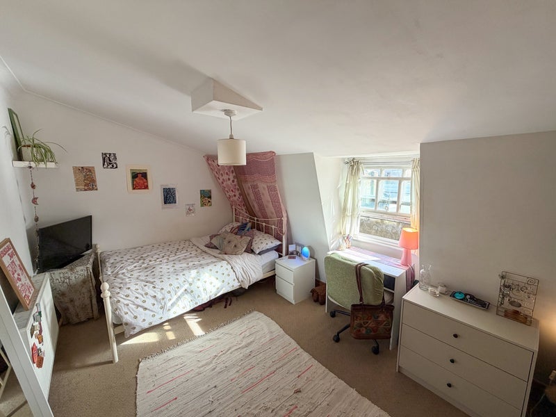 Room Kentish Town Road in Greater London