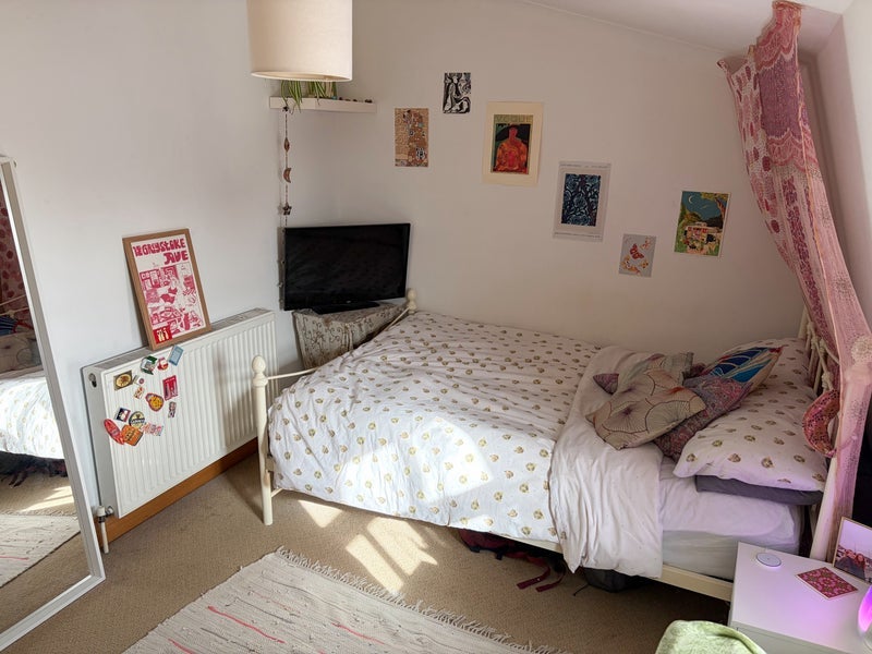 Room Kentish Town Road in Greater London