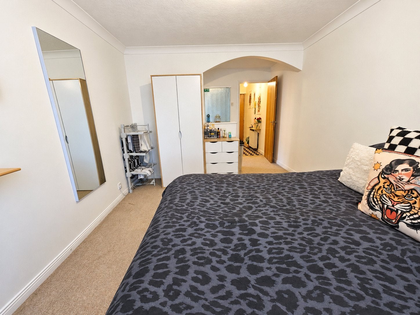 Flat Claremont Avenue in Woking