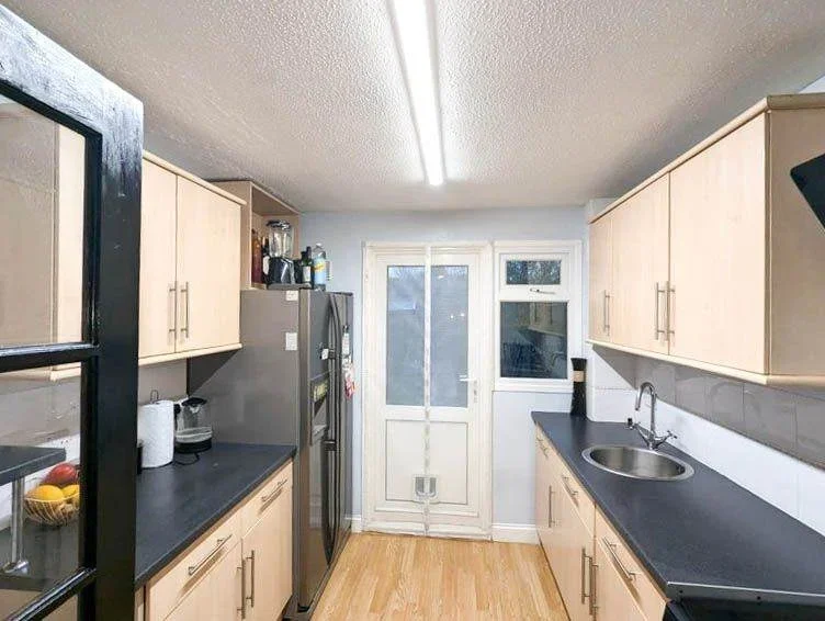 Room Berrymeade Walk in Crawley