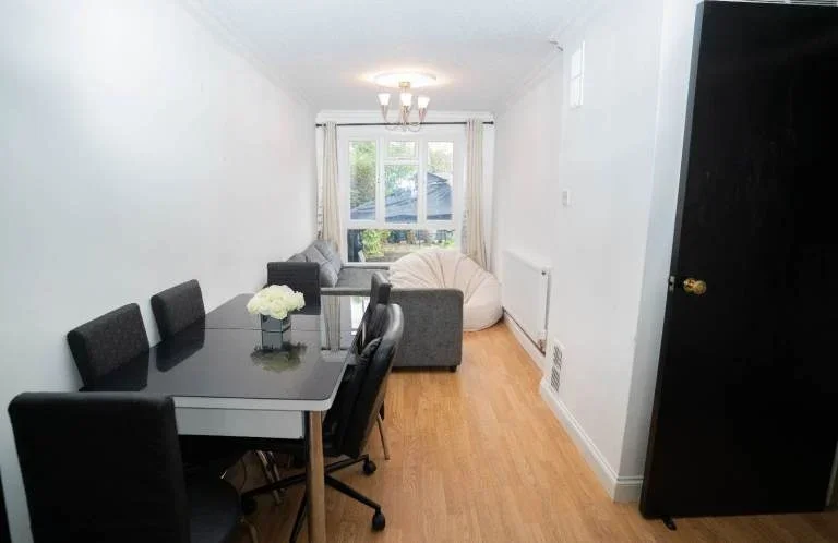 Room Berrymeade Walk in Crawley