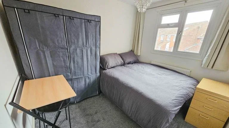 Room Berrymeade Walk in Crawley