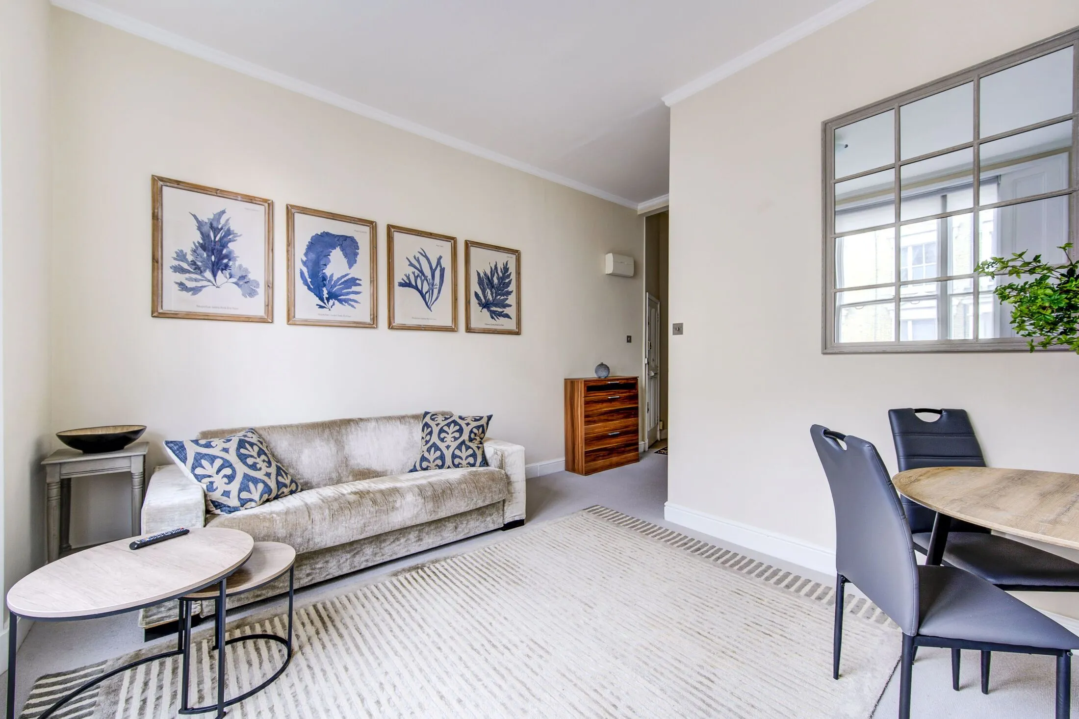 Flat Eardley Crescent in Greater London
