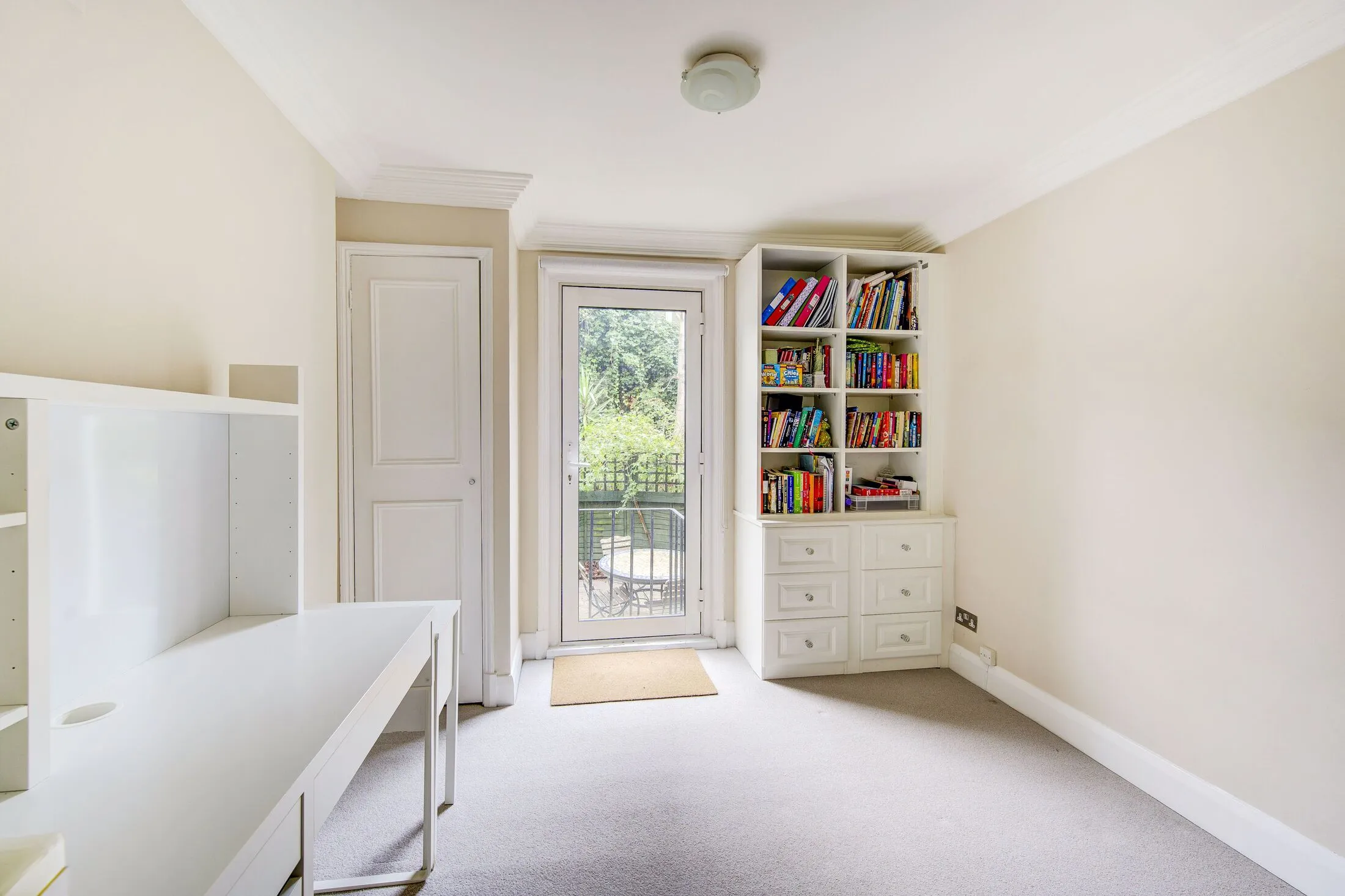 Flat Eardley Crescent in Greater London