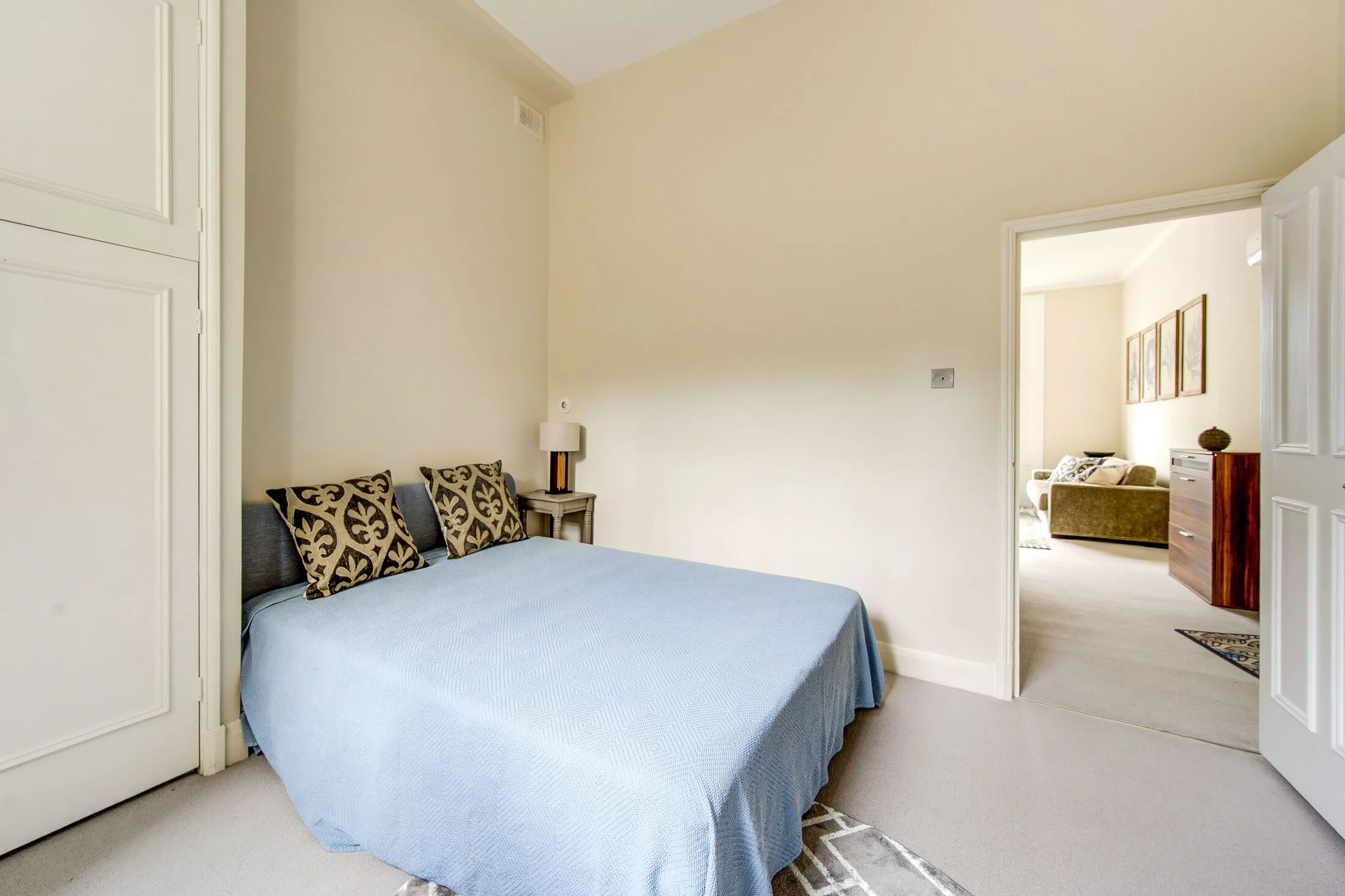 Flat Eardley Crescent in Greater London