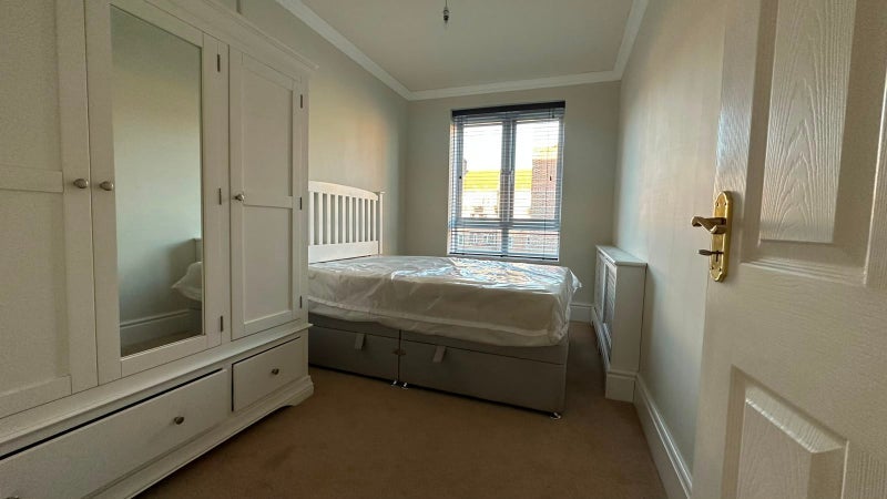 Room Dorset Road in Greater London