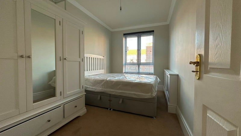Room Dorset Road in Greater London