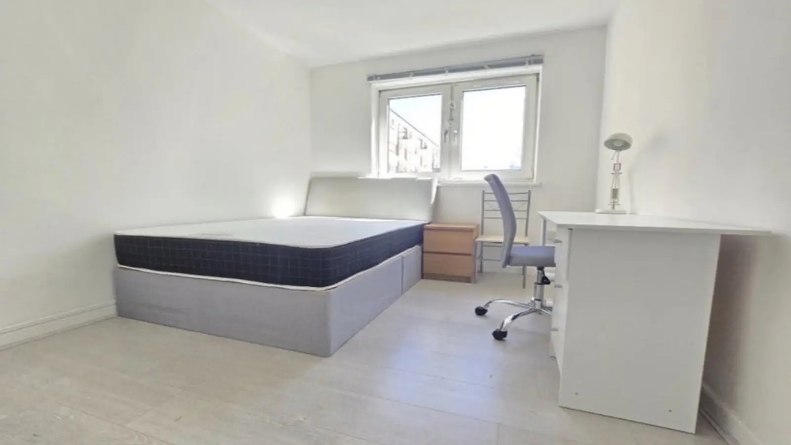 Room Belmore Street in Greater London
